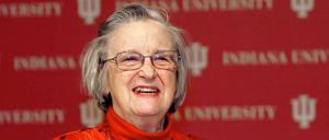 Elinor Ostrom liebte bunte Blusen. Bei der Nobelpreisverleihung 2009 trug sie ein bodenlanges buntgewirktes Kleid und hob sich damit genauso von der grauen Ökonomie ab wie mit ihrem Forschungsgegenstand, den Gemeinschaftsgütern. 