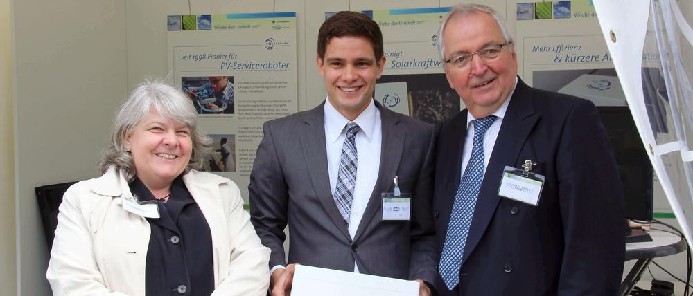 Ridha Azaiz hat schon als Schüler den ersten Solarbrush erfunden. Bei der "Woche der Umwelt" bekam er Besuch von Klaus Töpfer, dem ehemaligen Umweltminister und Chef des Umweltprogramms der Vereinten Nationen. Töpfer berät auch das Wüstenstromprojekt Desertec. 