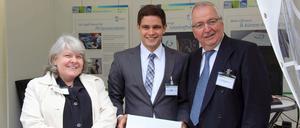 Ridha Azaiz hat schon als Schüler den ersten Solarbrush erfunden. Bei der "Woche der Umwelt" bekam er Besuch von Klaus Töpfer, dem ehemaligen Umweltminister und Chef des Umweltprogramms der Vereinten Nationen. Töpfer berät auch das Wüstenstromprojekt Desertec. 