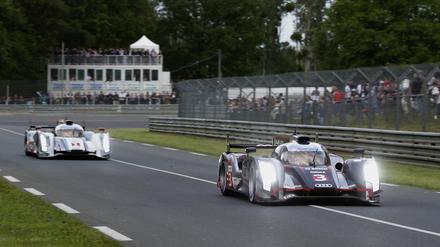 Mehr Schwung durch das Schwungrad: Der e-tron Hybrid mit der neuen Technik (Im Bild hinten) soll die Zeitenwende in Le Mans einläuten.