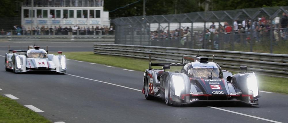 Mehr Schwung durch das Schwungrad: Der e-tron Hybrid mit der neuen Technik (Im Bild hinten) soll die Zeitenwende in Le Mans einläuten.
