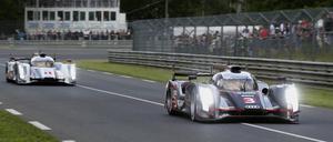 Mehr Schwung durch das Schwungrad: Der e-tron Hybrid mit der neuen Technik (Im Bild hinten) soll die Zeitenwende in Le Mans einläuten.