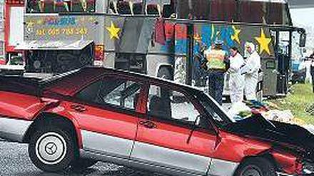 Ort des Schreckens. Der Fahrfehler einer Berlinerin hat den schweren Unfall verursacht, bei dem im September 2010 vierzehn Insassen eines polnischen Reisebusses ums Leben kamen. Foto: dpa
