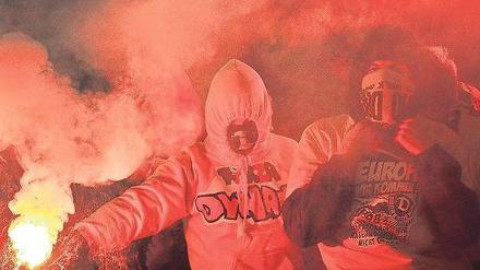 Immer öfter stürmen Fußballfans den Platz oder zwingen durch das Abbrennen von bengalischen Feuern zur Unterbrechung des Spiels. Foto: Timur Emek/dadp
