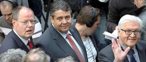 Müssen sich für einen Kopf entscheiden: SPD-Troika Steinbrück, Gabriel, Steinmeier (von links).