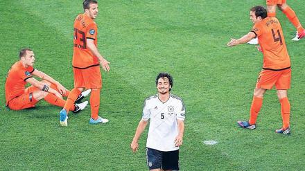 Bitte lächeln. Während die Niederländer hadern, genießt Mats Hummels die Überlegenheit der deutschen Mannschaft.