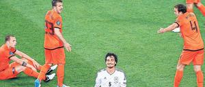 Bitte lächeln. Während die Niederländer hadern, genießt Mats Hummels die Überlegenheit der deutschen Mannschaft.