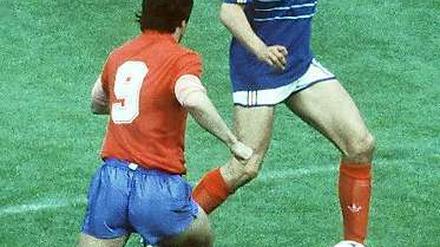 Alleskönner. Platini (r.), hier im Finale gegen Spanien, dominierte die EM. 