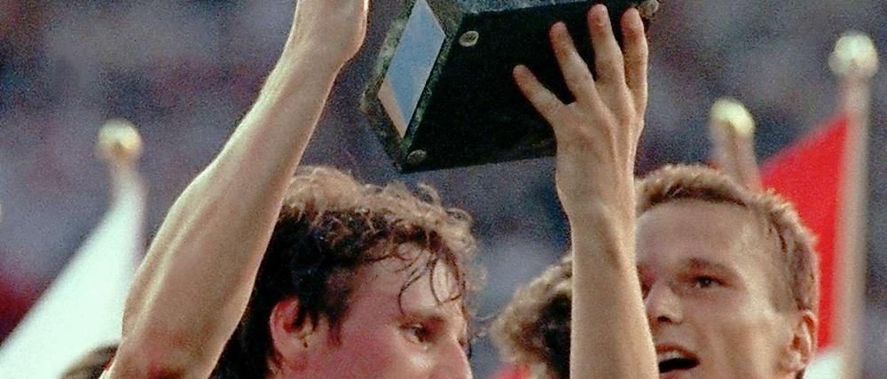 Dänemark (mit Flemming Poulsen) feiert als Nachrücker den Gewinn der EM 1992.