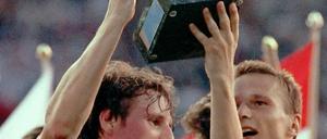 Dänemark (mit Flemming Poulsen) feiert als Nachrücker den Gewinn der EM 1992.