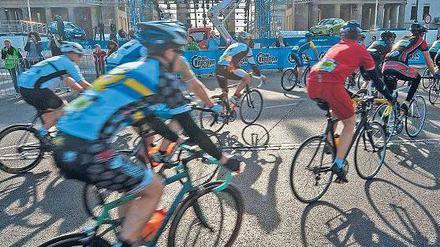Am Brandenburger Tor. Rund 12 500 Radsportler nahmen an den Velothon-Rennen am Sonntag durch Berlin und das Umland teil und passierten auch das Berliner Wahrzeichen. 200 000 Zuschauer säumten die Straßen der Stadt. Foto: Zinken/dapd