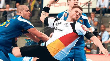 So dynamisch war es nur eine Halbzeit lang. Christoph Theuerkauf zeigt vollen Einsatz gegen Bosnien-Herzegowina. Foto: dapd
