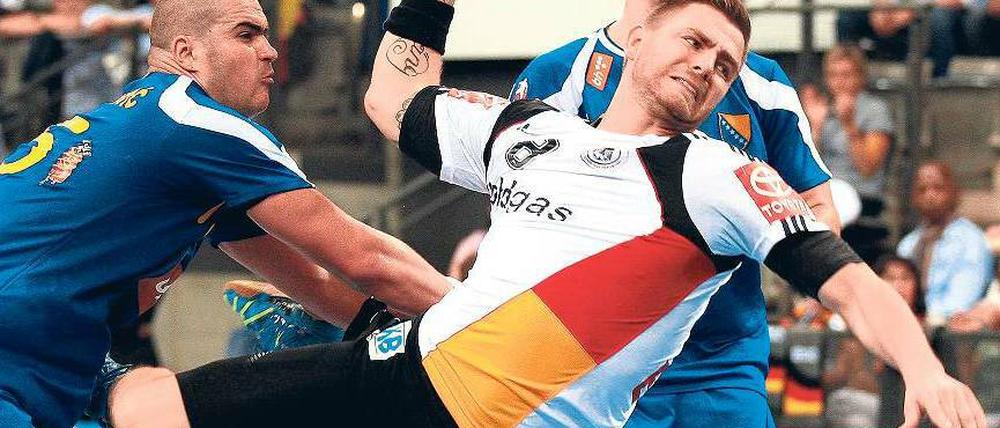 So dynamisch war es nur eine Halbzeit lang. Christoph Theuerkauf zeigt vollen Einsatz gegen Bosnien-Herzegowina. Foto: dapd
