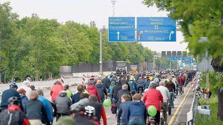 Bitte durchtreten – bis in die City. Auf 19 Routen bewegten sich die Teilnehmer der Fahrradsternfahrt am Sonntag auf die Berliner Innenstadt zu. Höhepunkt für viele Radler ist dabei die Tour über die gesperrten Autobahnen. Hier geht’s über die Avus in Richtung Dreieck Funkturm. Foto: dpa/Rainer Jensen