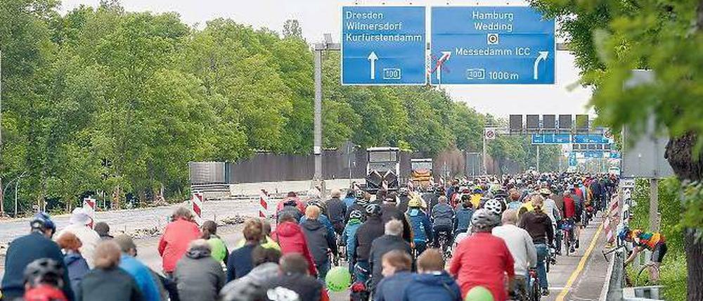 Bitte durchtreten – bis in die City. Auf 19 Routen bewegten sich die Teilnehmer der Fahrradsternfahrt am Sonntag auf die Berliner Innenstadt zu. Höhepunkt für viele Radler ist dabei die Tour über die gesperrten Autobahnen. Hier geht’s über die Avus in Richtung Dreieck Funkturm. Foto: dpa/Rainer Jensen