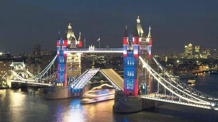 Eine Stadt putzt sich heraus. Ganz London wird für die Feierlichkeiten mit britischen Fahnen geschmückt (oben), die Tower Bridge (Mitte) hat pünktlich zum Jubiläum ihr neues umweltfreundliches Licht eingeschaltet – nach sechs Monaten Renovierung. Fotos: AFP/dapd/dpa