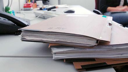 Bürokratisch. Künftig werden die Akten noch dicker, denn Hartz-IV-Empfänger müssen noch mehr Belege über ihre Mietkosten vorlegen, damit das Jobcenter die Kostenübernahme berechnen kann. 