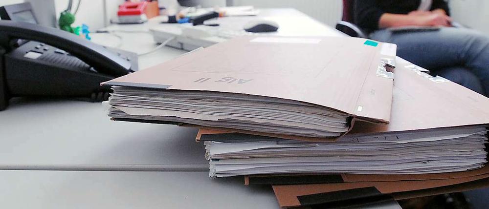 Bürokratisch. Künftig werden die Akten noch dicker, denn Hartz-IV-Empfänger müssen noch mehr Belege über ihre Mietkosten vorlegen, damit das Jobcenter die Kostenübernahme berechnen kann. 