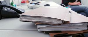 Bürokratisch. Künftig werden die Akten noch dicker, denn Hartz-IV-Empfänger müssen noch mehr Belege über ihre Mietkosten vorlegen, damit das Jobcenter die Kostenübernahme berechnen kann. 