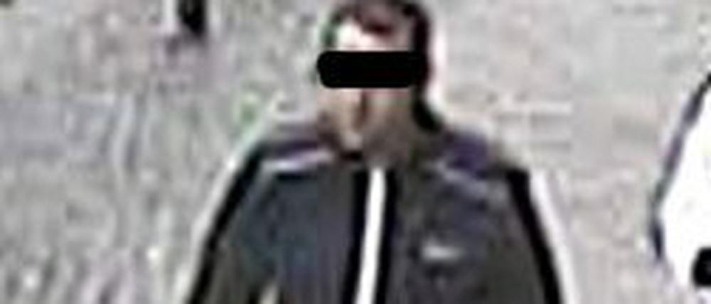Mit Bildern aus einer Überwachungskamera konnte die Polizei den mutmaßlichen Täter identifizieren.