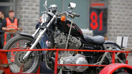 Ein beschlagnahmtes Motorrad vor dem Klubhaus der Hells Angels in Berlin-Reinickendorf