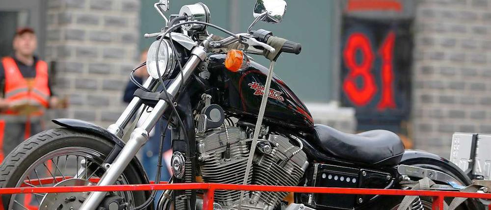 Ein beschlagnahmtes Motorrad vor dem Klubhaus der Hells Angels in Berlin-Reinickendorf