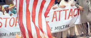 Opfer großer Interessen. Der Arzt Afridi – hier auf den Titelseiten pakistanischer Zeitungen – ist in einem zweifelhaften Prozess zu 33 Jahren Haft verurteilt worden. Fotos: AFP (2), dpa