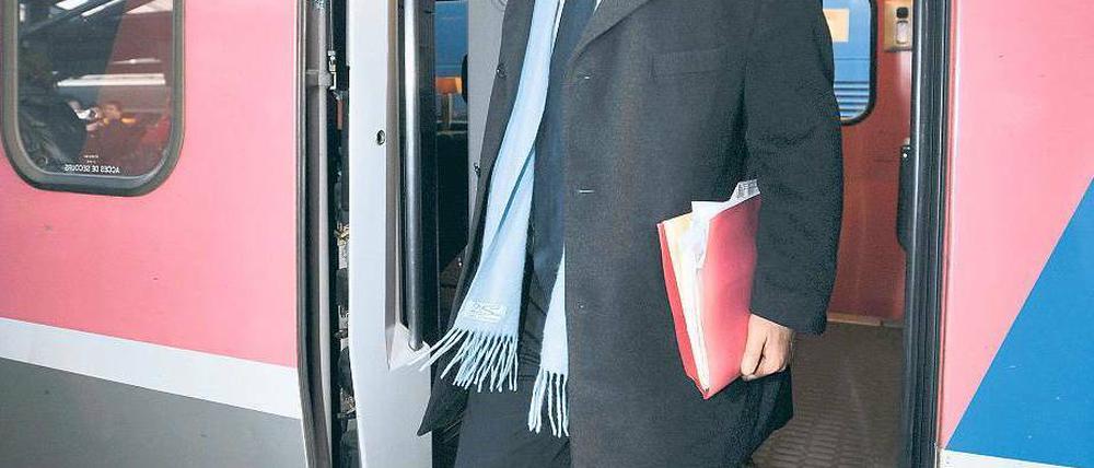 Nur nicht glamourös. Frankreichs neuer Präsident Hollande will viel mit dem Zug und dem Auto reisen, um den Kontakt zum normalen Leben nicht zu verlieren. Foto: Frank Perry/AFP
