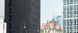 Von West nach Ost. Wo einst die Mauer die Stadt teilte, verbindet jetzt die Axel-Springer-Straße Kreuzberg mit der östlichen Innenstadt. Das hätte den Hamburger Verleger, der zeitlebens von der Einheit Berlins und Deutschlands träumte, aber sie nicht mehr erleben durfte, sicher gefreut.