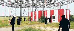 Parcours für Flaneure. An insgesamt 15 Stationen setzen sich Künstler und Performer mit der Geschichte der großen Expos auseinander. Hier der Pavillon des Dokumentartheatermacher Hans-Werner Kroesinger, der sich mit der Historie des Flugfelds selbst befasst.