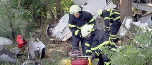 Feuerwehrmänner am Unglücksort bei Parchim.