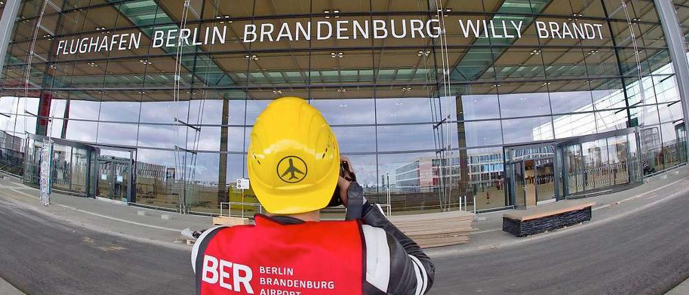 Blick auf das BER-Terminal. Die Kosten der Verschiebung beschäftigen nun die Politik.
