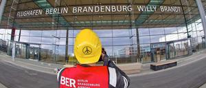 Blick auf das BER-Terminal. Die Kosten der Verschiebung beschäftigen nun die Politik.
