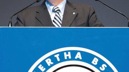 Bleibt er? Geht er? Hertha-Präsident Werner Gegenbauer stellt sich heute zur Wiederwahl – aber nur einmal. Foto: dapd