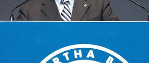 Bleibt er? Geht er? Hertha-Präsident Werner Gegenbauer stellt sich heute zur Wiederwahl – aber nur einmal. Foto: dapd