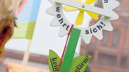 Da blüht der Politik was. Am Roten Rathaus trafen sich Bewohner der BER-Einflugschneisen, um gegen Lärm zu protestieren. Außerdem sammelten sie Unterschriften zum Volksbegehren für das Flugverbot, das zwischen 22 und 6 Uhr gelten soll. Foto: dpa/Britta Pedersen