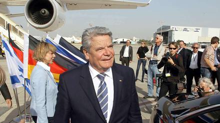 Schwieriger Besuch: Gauck und seine Lebensgefährtin Daniela Schadt bei ihrer Ankunft Flughafen Ben Gurion in Israel.