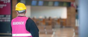 Ein Flughafen-Mitarbeiter bei der "Brandwache" am BER.