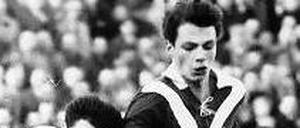 Bernd Sobeck, 69, ist der Sohn der Hertha-Legende Hanne Sobeck. Er spielte für Tennis Borussia und Wacker 04. Das Foto zeigt Sobek (rechts) im TeBe-Trikot auf dem alten Hertha-Platz am Gesundbrunnen.