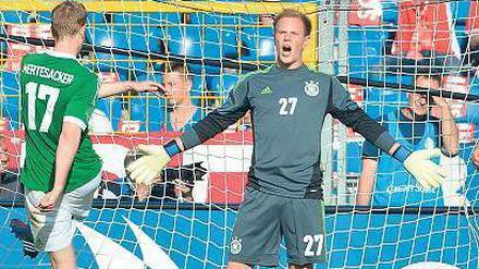 Allein gelassen. Torwart Marc-Andre ter Stegen erlebte ein deprimierende erstes Länderspiel, Per Mertesackers Comeback geriet nicht viel besser. Foto: dapd