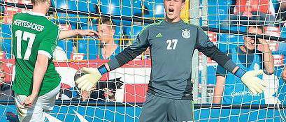 Allein gelassen. Torwart Marc-Andre ter Stegen erlebte ein deprimierende erstes Länderspiel, Per Mertesackers Comeback geriet nicht viel besser. Foto: dapd