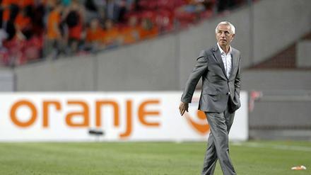 Kann mit den Leistungen seiner Mannschaft nicht zufrieden sein: Der Trainer der Niederlande Bert van Marwijk. 