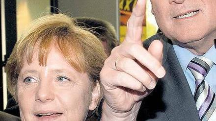 Änderungen am Betreuungsgeld – etwa eine Kopplung der Zahlung an verbindliche Vorsorgeuntersuchungen beim Kinderarzt – will CSU-Chef Horst Seehofer nicht. Das musste auch Kanzlerin Angela Merkel erkennen. Foto: Karl-Josef Hildenbrand/dpa