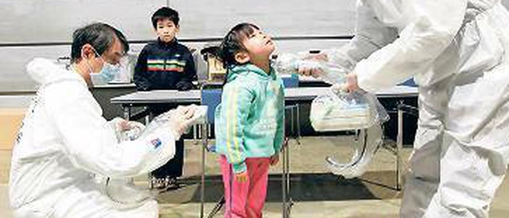 Unter Aufsicht. Kinder werden auf ihre Strahlenbelastung untersucht. Seit April 2011 finden Reihenuntersuchungen statt, die klären sollen, ob bei Kindern aus der Nähe der havarierten Reaktoren erhöhte Werte in der Schilddrüse gefunden werden. 