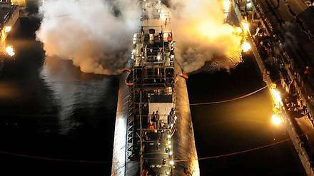 Feuerwehrkräfte waren in der Nacht zu Donnerstag mehrere Stunden auf der "USS Miami" im Einsatz.