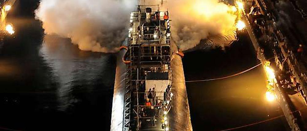 Feuerwehrkräfte waren in der Nacht zu Donnerstag mehrere Stunden auf der "USS Miami" im Einsatz.