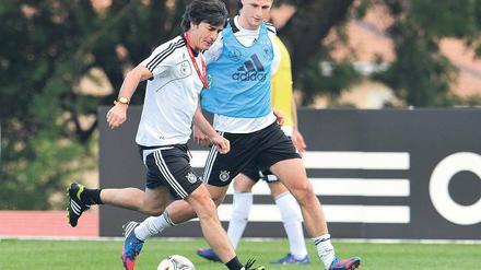Hier spielt der Chef. Bundestrainer Joachim Löw im Zweikampf mit dem Schalker Benedikt Höwedes.