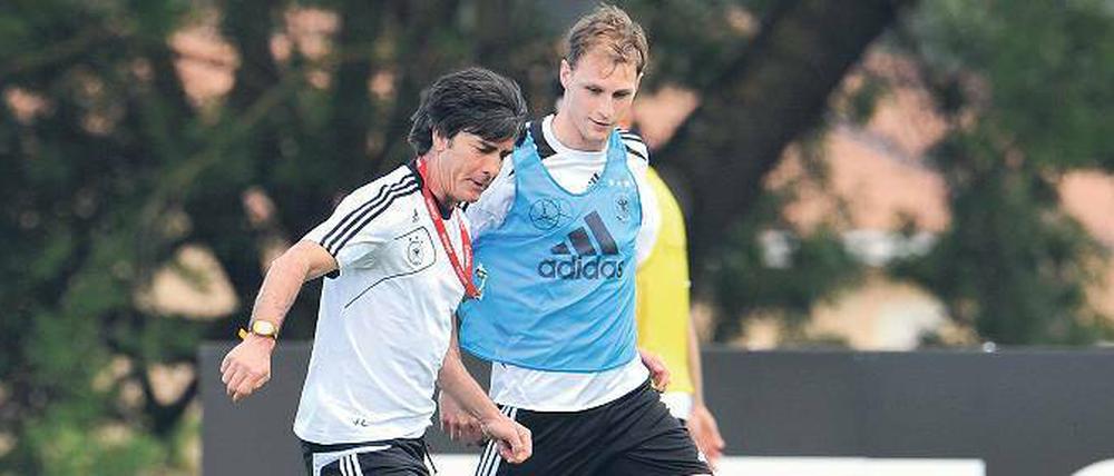 Hier spielt der Chef. Bundestrainer Joachim Löw im Zweikampf mit dem Schalker Benedikt Höwedes.