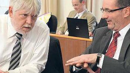 Auf der Regierungsbank. Finanzminister Helmut Markov (l.) will die Zahl der Landesbediensteten verringern.Foto: dpa/ Settnik