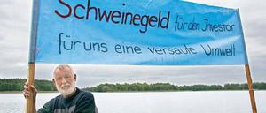 Kontra gegeben. Seit Jahren wenden sich Anwohner im uckermärkischen Haßleben gegen die Pläne für eine Schweinemastanlage. Fotos: p-a/dpa/Ptrick Pleul